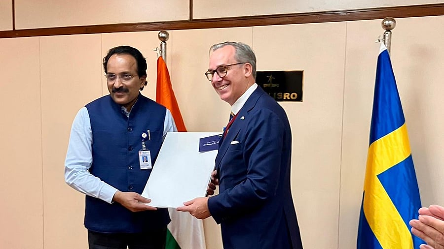 <div class="paragraphs"><p>Hakan Jevrell (R) with ISRO Chairman S Somanath.</p></div>