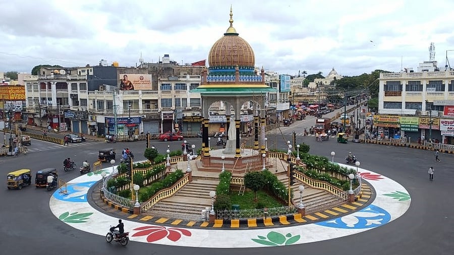 <div class="paragraphs"><p>Artistic cold plastic painting around KR Circle, in Mysuru</p></div>