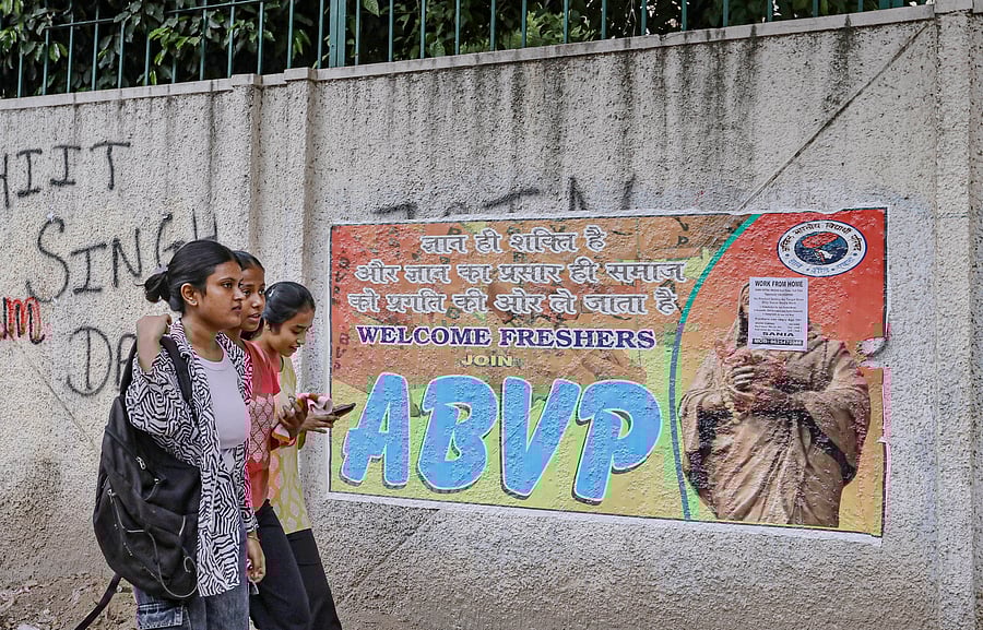 <div class="paragraphs"><p> Students walk past graffiti and poster after the Delhi University Students' Union pollsNew Delhi. </p></div>