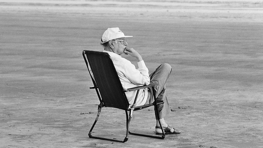 <div class="paragraphs"><p>Tapan Sinha during a shooting break of ‘Ek Doctor ki Maut’. </p></div>