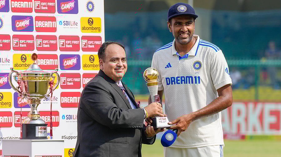 <div class="paragraphs"><p>Ravichandran Ashwin receives the player of the series trophy. </p></div>