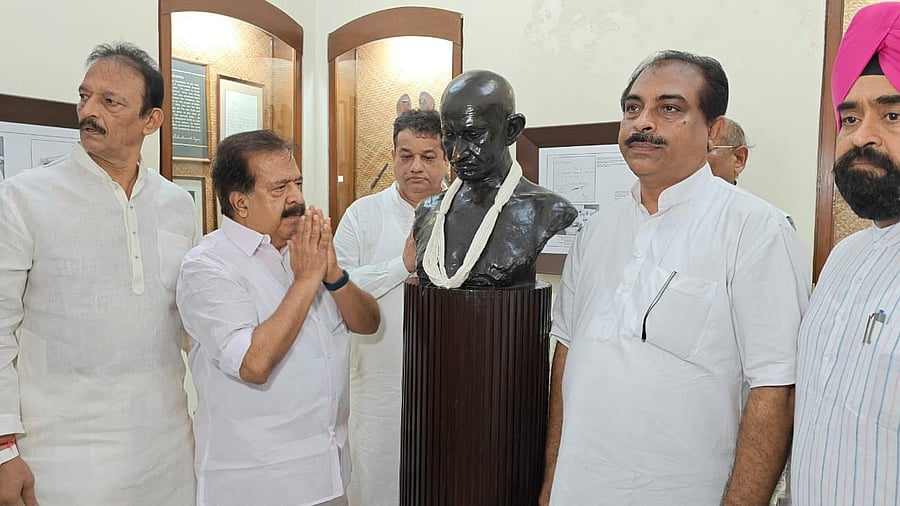 <div class="paragraphs"><p>Ramesh Chennithala pays homage to Mahatma Gandhi at Mani Bhawan in Maharashtra. </p></div>