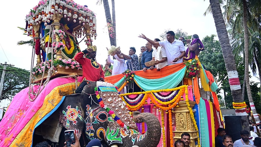<div class="paragraphs"><p>Sandalwood actor Shivarajkumar inaugurated the Srirangapatna Dasara. </p></div>