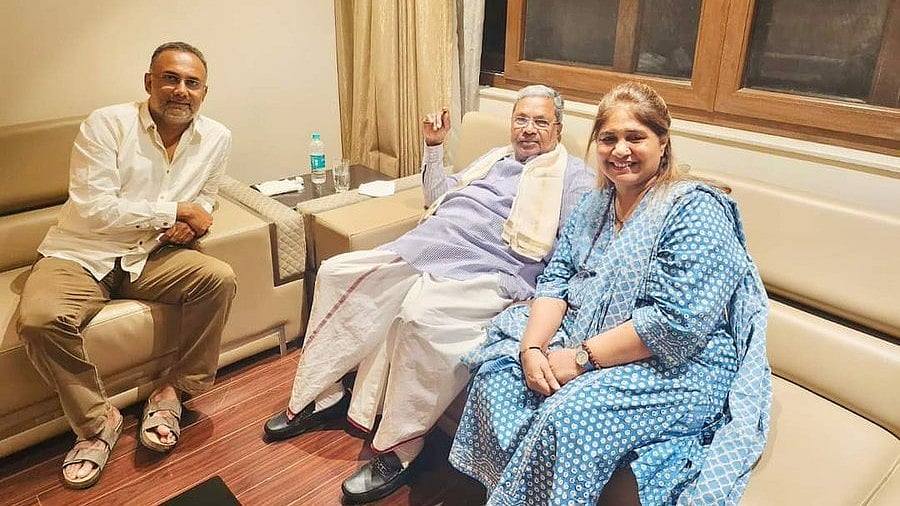 <div class="paragraphs"><p>Karnataka Health Minister Dinesh Gundu Rao (Right) and his wife Tabassum Rao (left) along with Karnataka CM Siddaramaiah.</p></div>