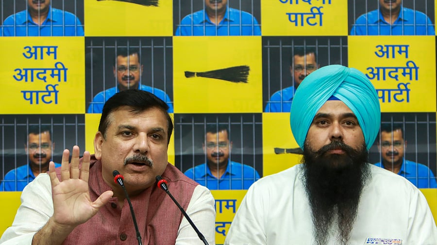 <div class="paragraphs"><p> AAP leaders Sanjay Singh and Malvinder Singh Kang </p></div>