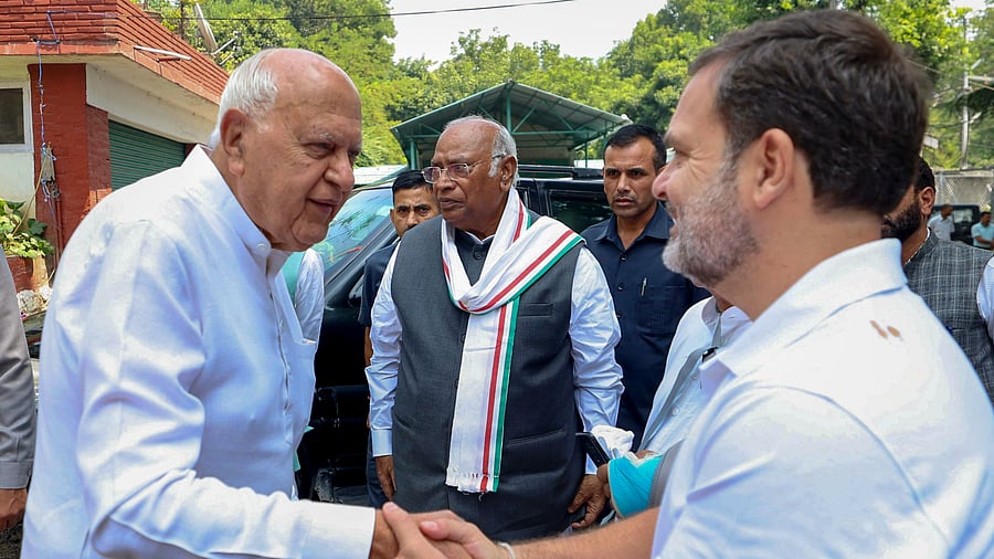 <div class="paragraphs"><p>Congress leader Rahul Gandhi meets J&K National Conference President Farooq Abdullah, in Srinagar.</p></div>