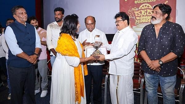 <div class="paragraphs"><p>Actor Mandya Ramesh presents the prize to winners of short film contest held as part of Dasara Film Fest in Mysuru. </p></div><div class="paragraphs"><p><br></p></div>