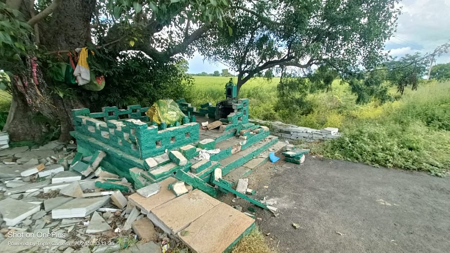 <div class="paragraphs"><p>Hazrat Syed Peer Dargah vandalised by unknown persons in Kalaburgi.</p></div>