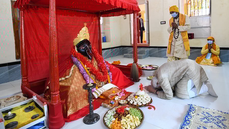 <div class="paragraphs"><p>Prime Minister Modi pays obeisance to goddess Kali at the Jeshoreshwari temple in Bangladesh, March 27, 2021.</p></div>