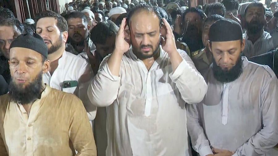 <div class="paragraphs"><p>Congress MLA Zeeshan Siddique (C) offers prayers before the mortal remains of his father Baba Siddique.</p></div>