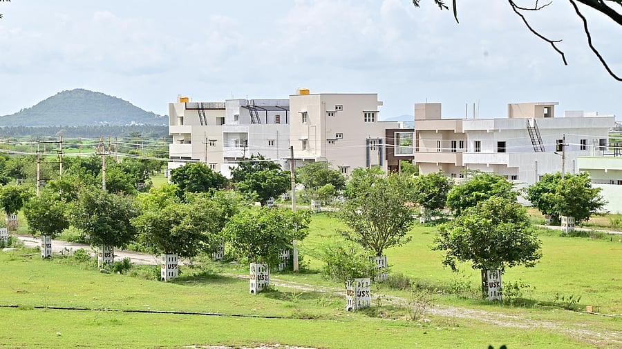 <div class="paragraphs"><p>Real Estate – View of Uday Shivakumar Barangay near Kundawada, Davangere. </p></div>