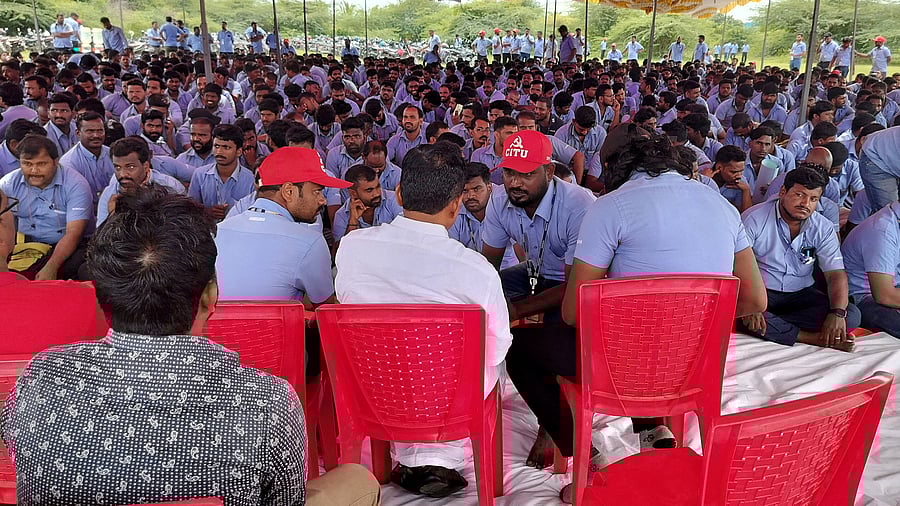 <div class="paragraphs"><p>Workers of a Samsung facility speak with their union leader E. Muthukumar during a strike to demand higher wages at its Sriperumbudur plant near the city of Chennai, India, September 11, 2024. </p></div>