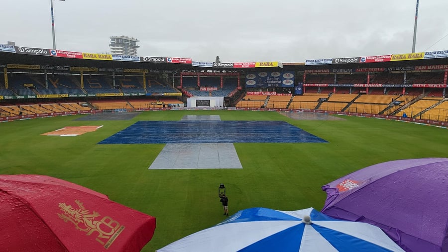 <div class="paragraphs"><p>Covers on at the Chinnaswamy Stadium in Bengaluru as heavy rains washed out Day 1 of the first Test match between India and New Zealand.</p></div>
