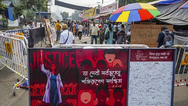 <div class="paragraphs"><p> View of the 'dharna manch' where junior doctors are staging hunger strike over the alleged rape and murder of a trainee doctor, in Kolkata. (Representative image)</p></div>