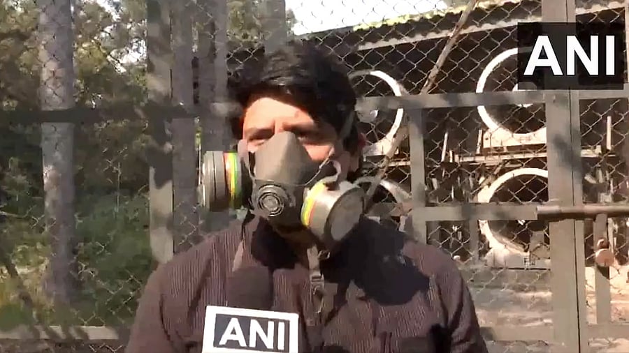 <div class="paragraphs"><p>BJP leader Shehzad Poonawalla wearing a gas mask.</p></div>