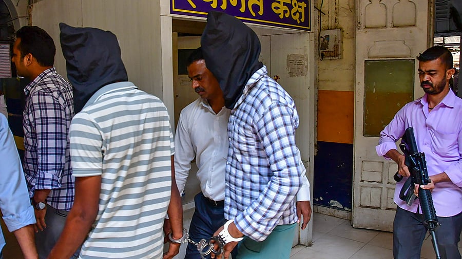 <div class="paragraphs"><p>Accused in firing case at Salman's house produced</p></div>