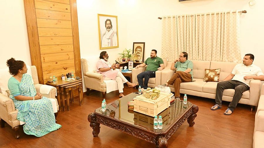 <div class="paragraphs"><p>Jharkhand Chief Minister Hemant Soren with his wife and JMM leader Kalpana Soren, RJD leaders Tejashwi Yadav and Manoj Kumar Jha during a meeting ahead of the Jharkhand Assembly elections, in Ranchi. </p></div>