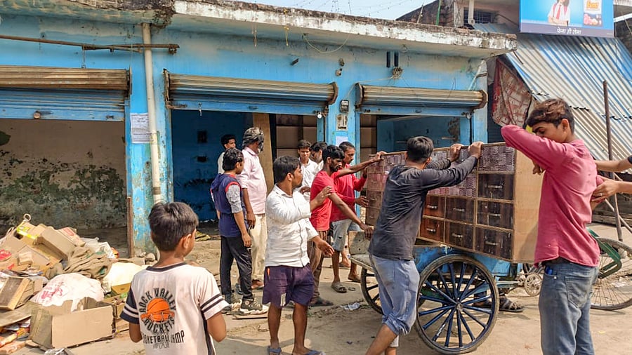 <div class="paragraphs"><p>Locals vacate their shops after the PWD pasted notices on the properties of several people asking them to remove any illegal construction and warning of action, in violence-hit Maharajganj area of Bahraich, UP, Saturday, Oct 19, 2024.</p></div>