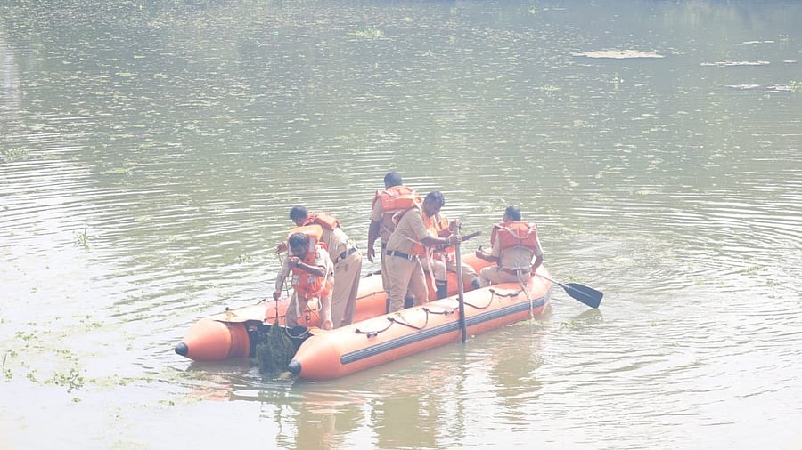 <div class="paragraphs"><p>Rescue operations  at Kengeri Lake.</p></div>