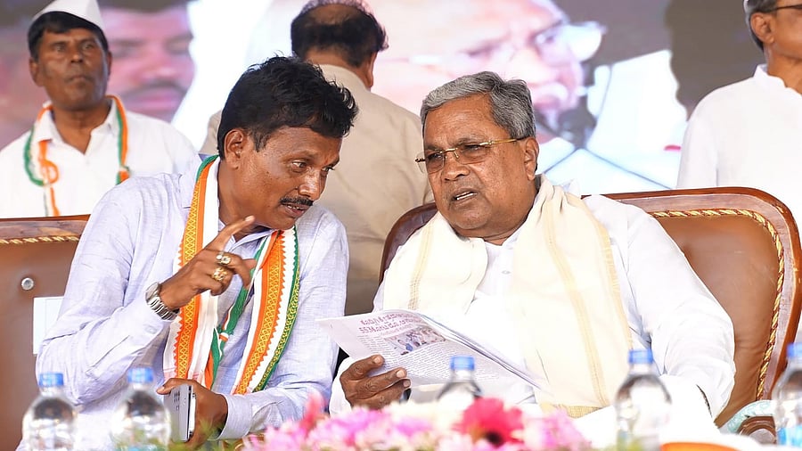 <div class="paragraphs"><p>E Tukaram with Chief Minister Siddaramaiah. </p></div>