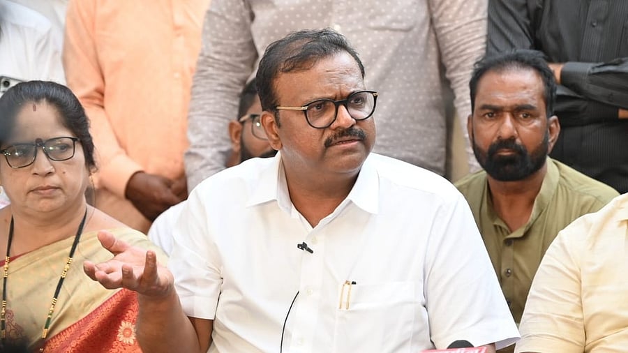 <div class="paragraphs"><p>Chhagan Bhujbal's nephew Sameer Bhujbal (Centre).</p></div>