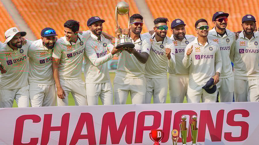 <div class="paragraphs"><p>Indian players pose with Border-Gavaskar Trophy 2023</p></div>