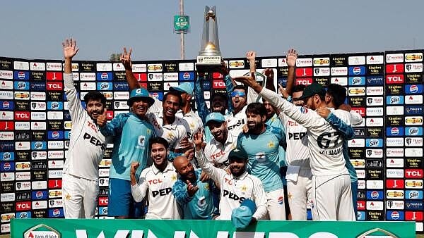<div class="paragraphs"><p>Pakistan players lift the trophy and celebrate after winning the test series.&nbsp;</p></div>