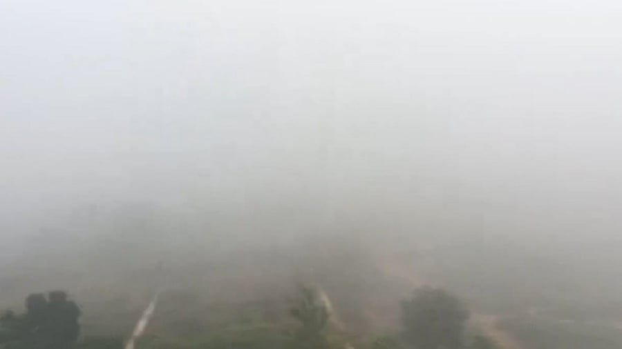<div class="paragraphs"><p>Screengrab from a social media video showing a foggy morning in Bengaluru.</p></div>