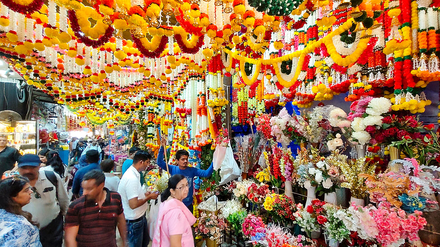 <div class="paragraphs"><p>Representative image of people shopping during festive season.</p></div>