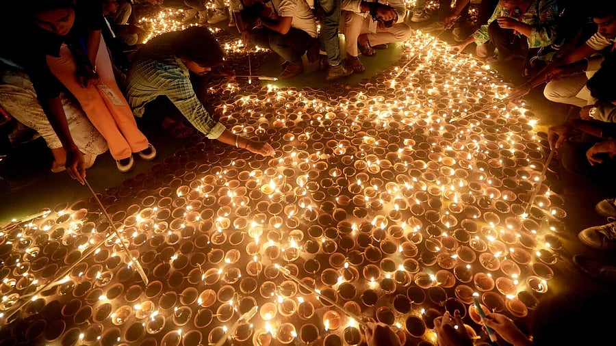 <div class="paragraphs"><p>Devotees light ‘diyas’ (earthen lamps) at the ‘Ram ki Paidi’ during ‘Deepotsav 2024’ on the eve of the Diwali festival, in Ayodhya, Wednesday, Oct. 30, 2024.</p></div>