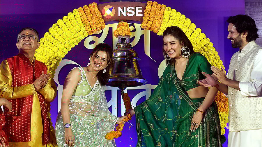 <div class="paragraphs"><p>MD and CEO of National Stock Exchange of India (NSE) Ashish Chauhan with <em>Sabarmati Report </em>cast members during the inauguration of the 'Muhurat' trading session on the occasion of the ‘Diwali’ festival at the National Stock Exchange, in Mumbai.</p></div>