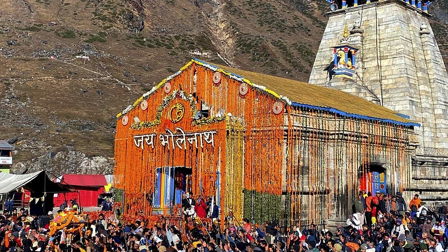 <div class="paragraphs"><p>Devotees participate in the closure ceremony of the Kedarnath Dham door</p></div>