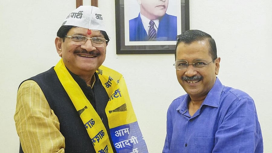 <div class="paragraphs"><p>AAP national convener Arvind Kejriwal (right) welcomes B B  Tyagi to the party. </p></div>