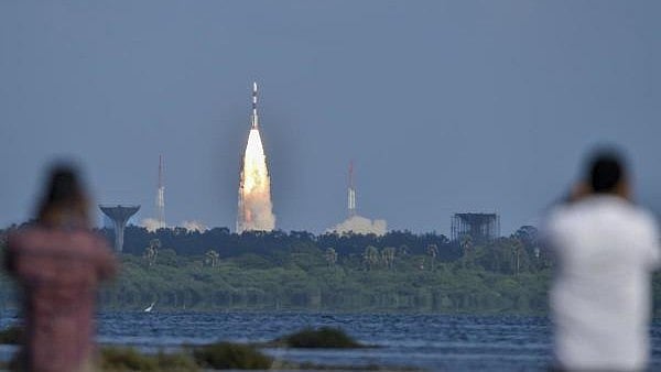 <div class="paragraphs"><p>People watch an Indian rocket take off from Sriharikota</p></div>