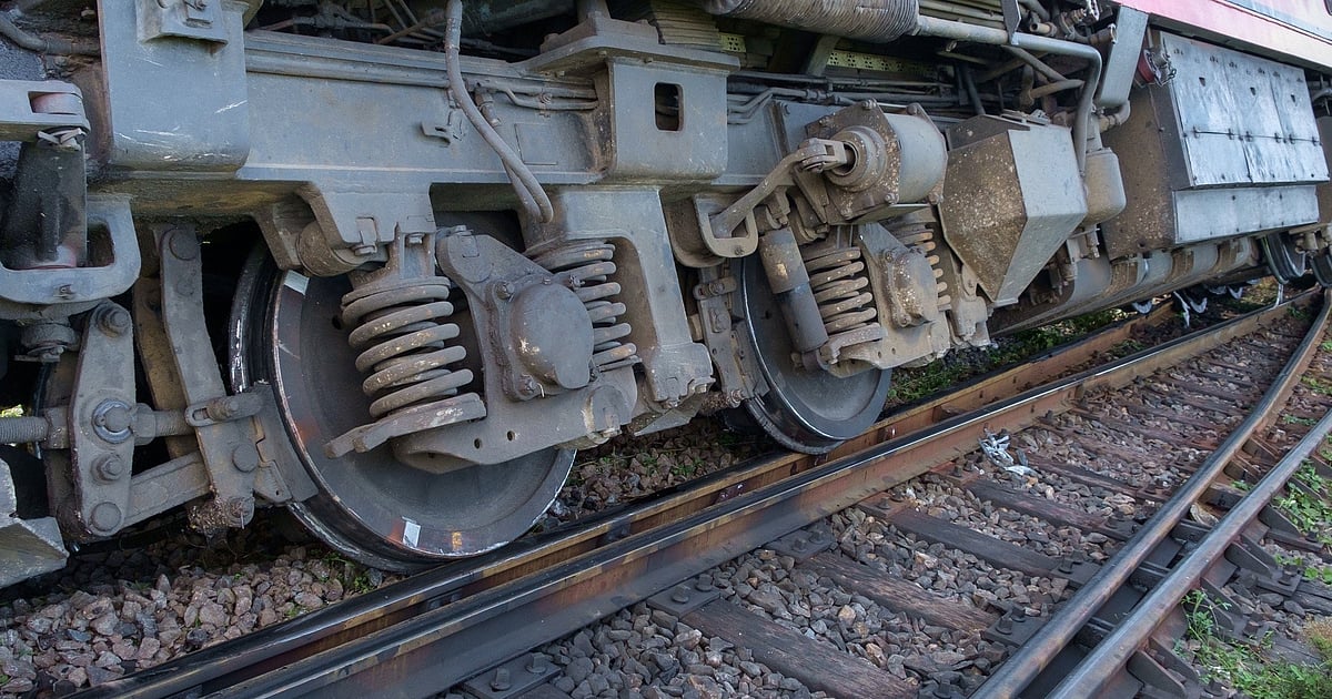 Banker engine derails at Kasara station in Maharashtra; long-distance ...