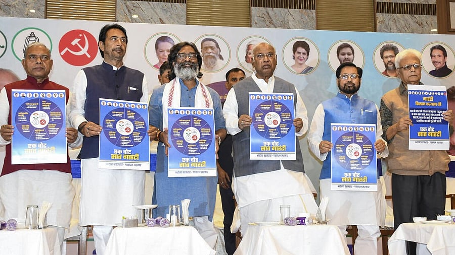<div class="paragraphs"><p>Congress President Mallikarjun Kharge with Jharkhand CM Hemant Soren and others during the release of Jharkhand INDIA block manifesto ahead of Jharkhand Assembly election, in Ranchi, Tuesday, Nov. 5, 2024.</p></div>