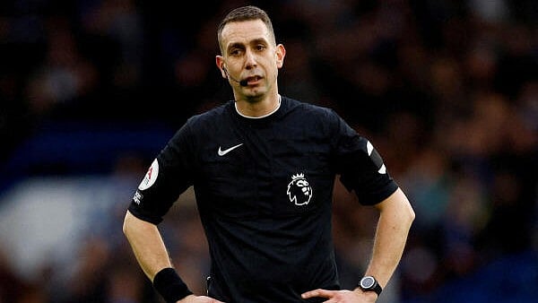 <div class="paragraphs"><p>Referee David Coote</p></div>
