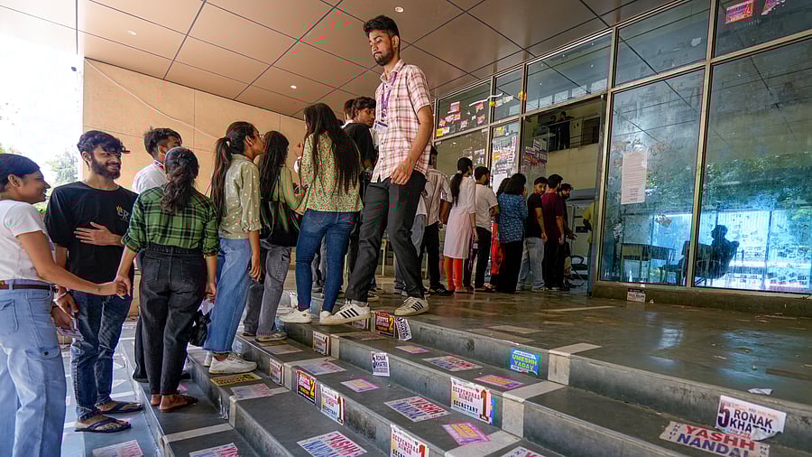 <div class="paragraphs"><p>File Photo of students standing at a polling booth to cast their votes during the Delhi University Students' Union (DUSU) polls.</p></div>