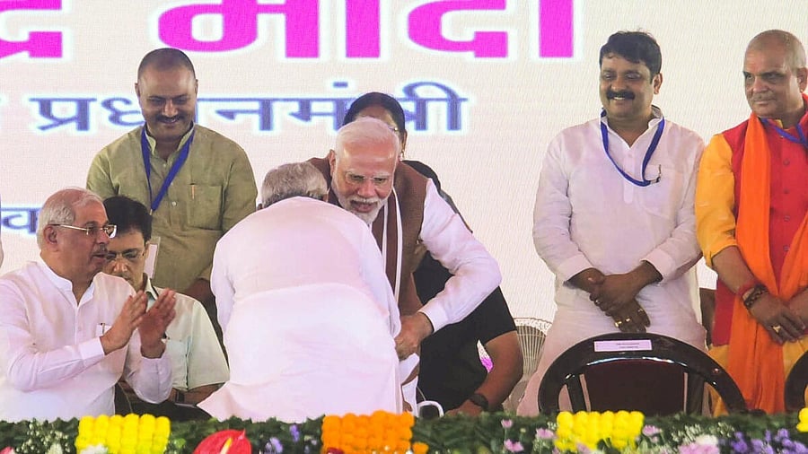 <div class="paragraphs"><p>PM Modi holds back Nitish Kumar as the latter tries to touch his feet during a function in Darbhanga on Wednesday. </p></div>