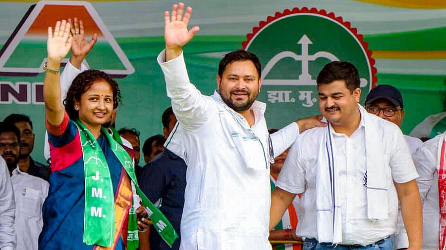 <div class="paragraphs"><p> Jharkhand Mukti Morcha (JMM) leader Kalpana Soren with RJD leader and former Bihar deputy chief minister Tejashwi Yadav </p></div>