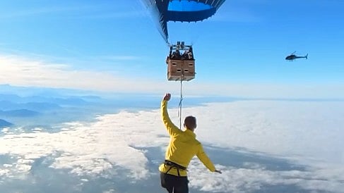 <div class="paragraphs"><p>Image showing one of the two German slackliners walking a slackline suspended between two hot air balloons at an altitude of 2.5 km. </p></div>