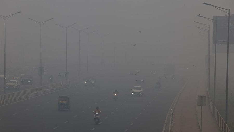 <div class="paragraphs"><p>Traffic passes on a road as the sky is enveloped with smog after Delhi's air quality turned "severe" due to alarming air pollution, in New Delhi.</p></div>
