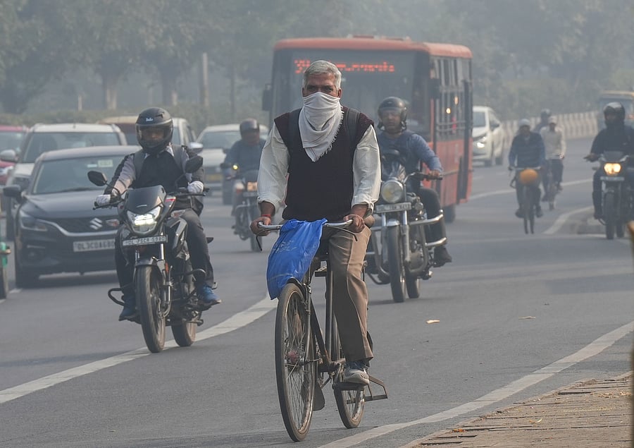<div class="paragraphs"><p>Commuters move through smog on a cold winter morning, in New Delhi. Image for representation.  </p></div>