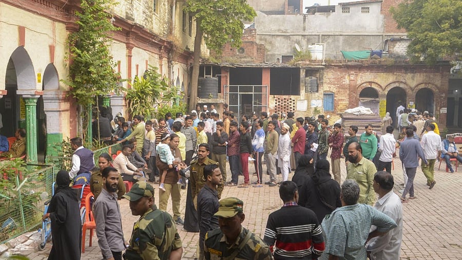<div class="paragraphs"><p>Security personnel keep vigil as voters wait in queues to cast votes at a polling booth during UP's Sishamau Assembly constituency bypoll, in Kanpur.</p></div>