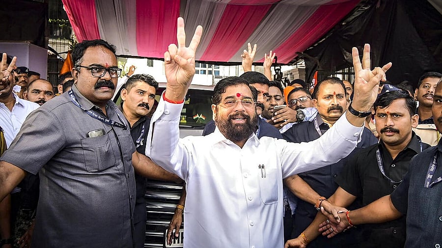 <div class="paragraphs"><p>Eknath Shinde flashes the victory sign after his win in Kopri-Pachpakhadi constituency. </p></div>