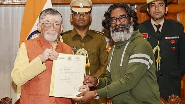 <div class="paragraphs"><p>Jharkhand Chief Minister Hemant Soren handsover his resignation to Governor Santosh Gangwar as he stakes claim to form the new government, at Raj Bhawan, in Ranchi, Sunday. </p></div>