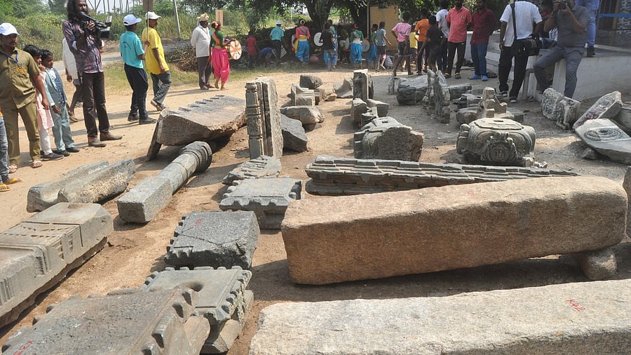<div class="paragraphs"><p>Hundreds of people carry the historic relics, collected through a door-to-door campaign, in the historical town of Lakkundi in Gadag district on Sunday. (Right) Ancient archaeological artifacts donated by the villagers. Historical evidence says there have been 101 temples and wells, including stepwells in Lakkundi.</p></div>