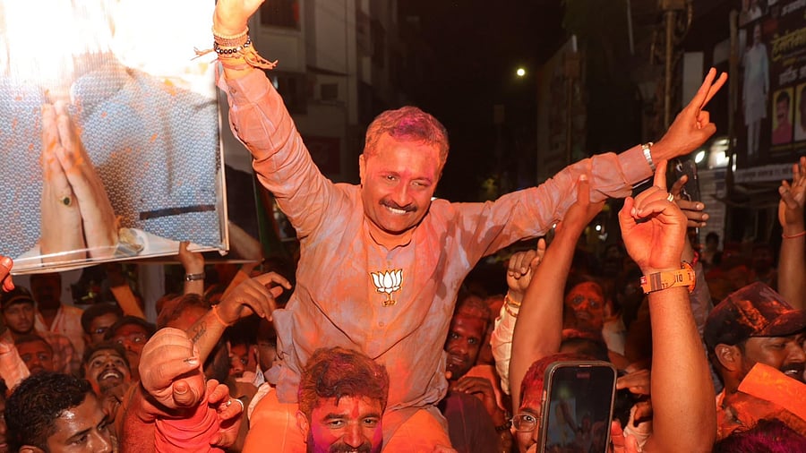 <div class="paragraphs"><p>BJP's Hemant Rasane, who won in Kasba Peth, celebrating.</p></div>