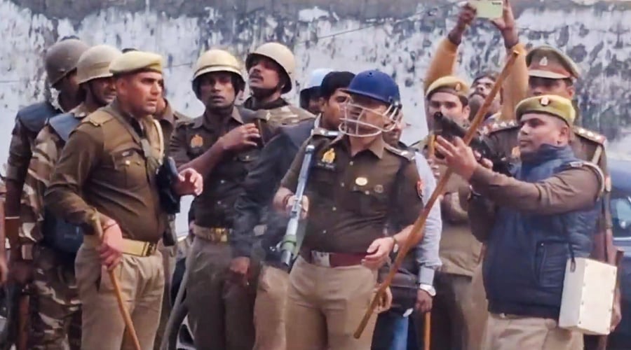<div class="paragraphs"><p>Security personnel use teargas to disperse protestors during the second survey of the Jama Masjid.</p></div>