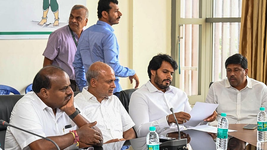 <div class="paragraphs"><p>H D Kumaraswamy, Sa Ra Mahesh, Nikhil Kumaraswamy, Mallesh Babu and JD(S) leaders at a meeting. </p></div>
